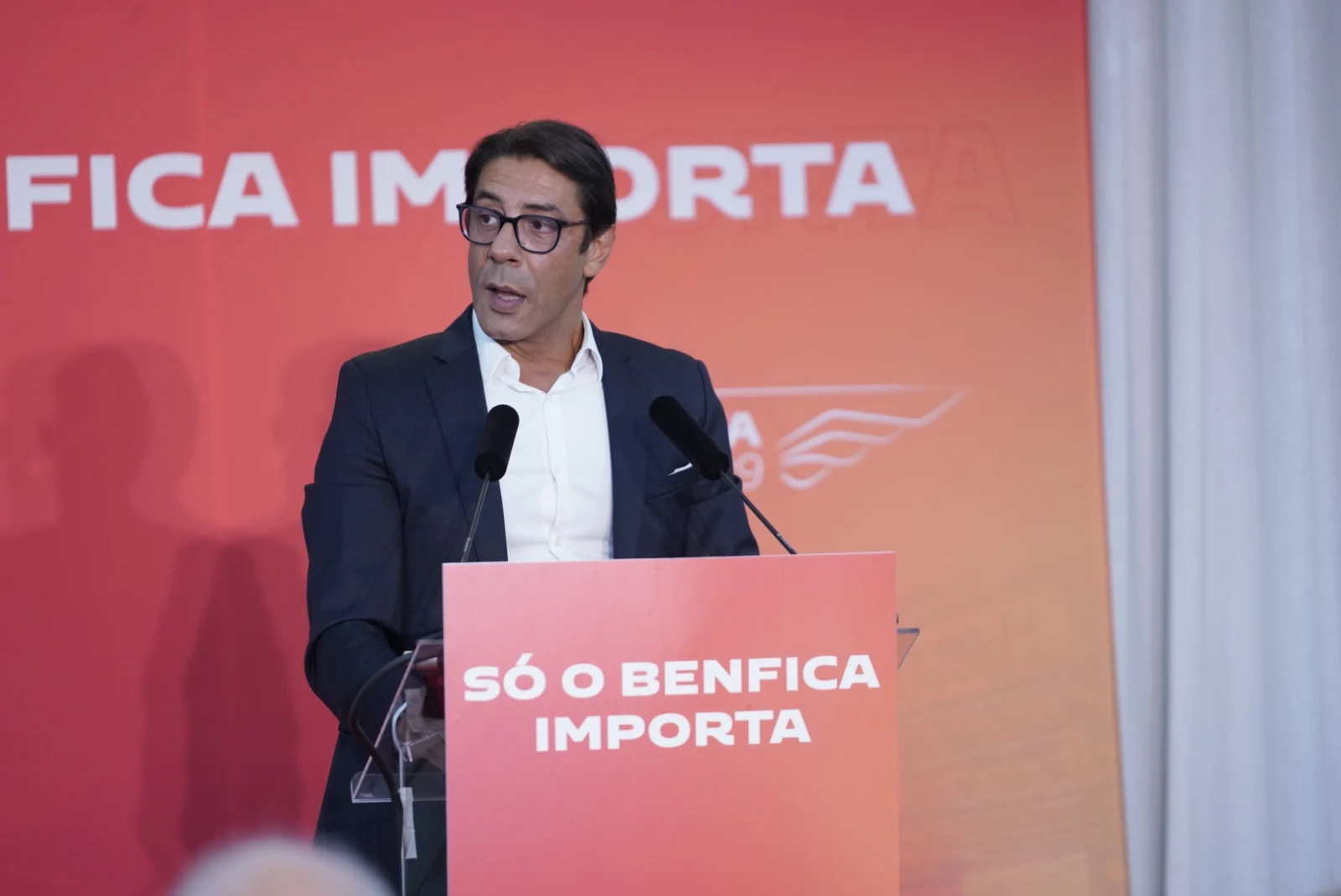 Presidente Rui Costa discursa